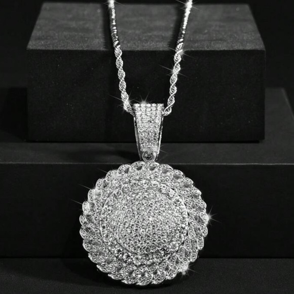 Jewelry - Elegant Silver Pendant Necklace